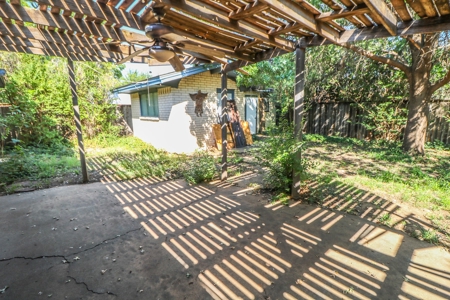 SUPER SPACIOUS HOME w/SUNROOM AND BASEMENT! In Littlefield! - image 19