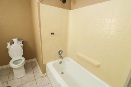 SUPER SPACIOUS HOME w/SUNROOM AND BASEMENT! In Littlefield! - image 30