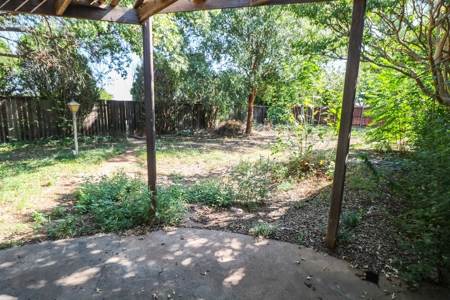 SUPER SPACIOUS HOME w/SUNROOM AND BASEMENT! In Littlefield! - image 20