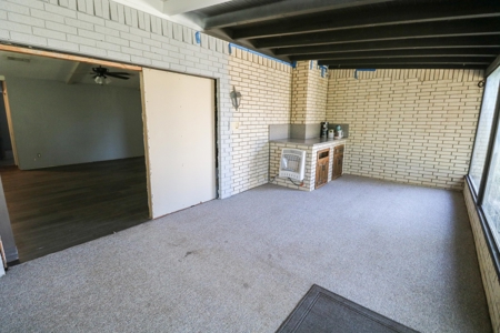 SUPER SPACIOUS HOME w/SUNROOM AND BASEMENT! In Littlefield! - image 18