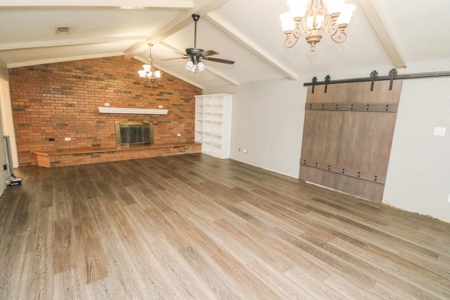SUPER SPACIOUS HOME w/SUNROOM AND BASEMENT! In Littlefield! - image 7