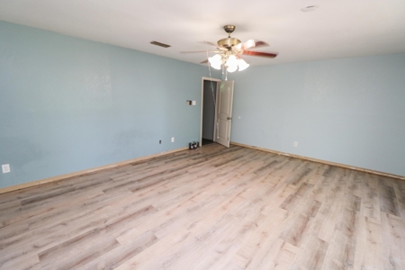 SUPER SPACIOUS HOME w/SUNROOM AND BASEMENT! In Littlefield! - image 27