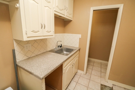 SUPER SPACIOUS HOME w/SUNROOM AND BASEMENT! In Littlefield! - image 25