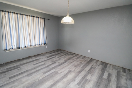 SUPER SPACIOUS HOME w/SUNROOM AND BASEMENT! In Littlefield! - image 12