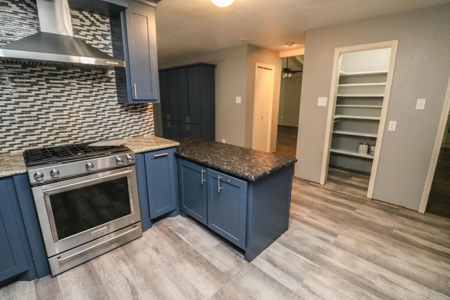 SUPER SPACIOUS HOME w/SUNROOM AND BASEMENT! In Littlefield! - image 11