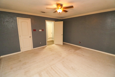SUPER SPACIOUS HOME w/SUNROOM AND BASEMENT! In Littlefield! - image 2