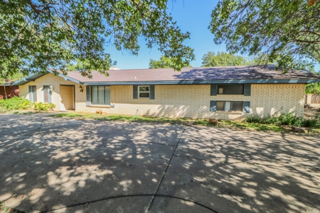 SUPER SPACIOUS HOME w/SUNROOM AND BASEMENT! In Littlefield! - image 31