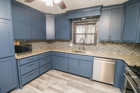 SUPER SPACIOUS HOME w/SUNROOM AND BASEMENT! In Littlefield! - image 9