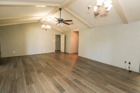 SUPER SPACIOUS HOME w/SUNROOM AND BASEMENT! In Littlefield! - image 16
