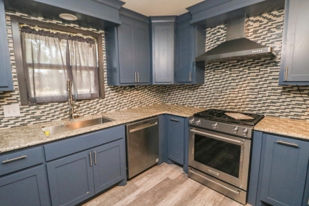 SUPER SPACIOUS HOME w/SUNROOM AND BASEMENT! In Littlefield! - image 10