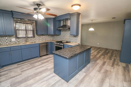 SUPER SPACIOUS HOME w/SUNROOM AND BASEMENT! In Littlefield! - image 8