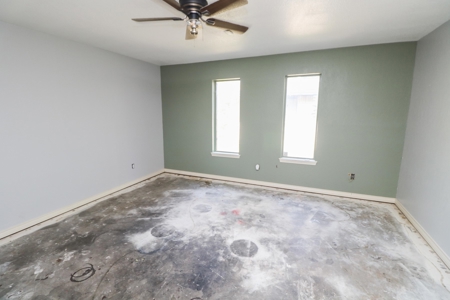 SUPER SPACIOUS HOME w/SUNROOM AND BASEMENT! In Littlefield! - image 4