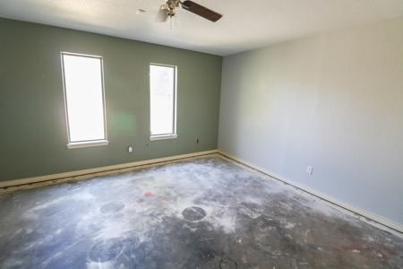 SUPER SPACIOUS HOME w/SUNROOM AND BASEMENT! In Littlefield! - image 6