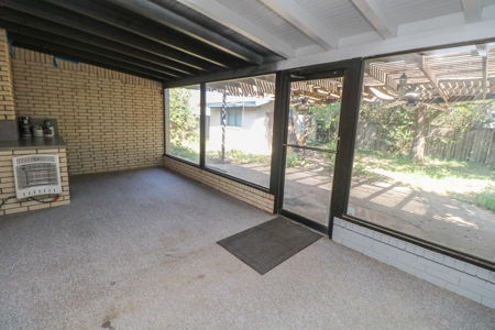 SUPER SPACIOUS HOME w/SUNROOM AND BASEMENT! In Littlefield! - image 17