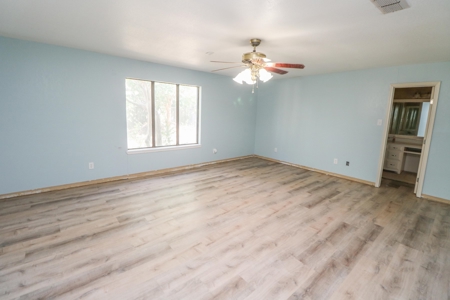 SUPER SPACIOUS HOME w/SUNROOM AND BASEMENT! In Littlefield! - image 26