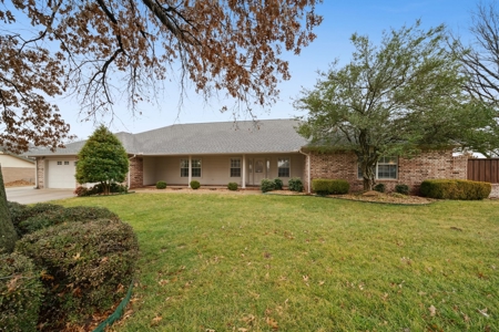 Pryor, OK Home in Town For Sale - image 2
