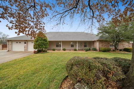 Pryor, OK Home in Town For Sale - image 1