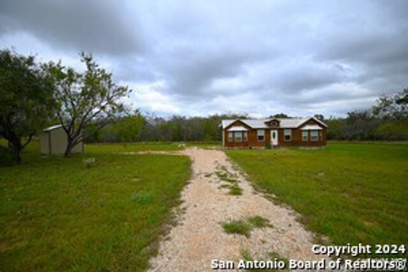 House for Sale in Floresville - image 1