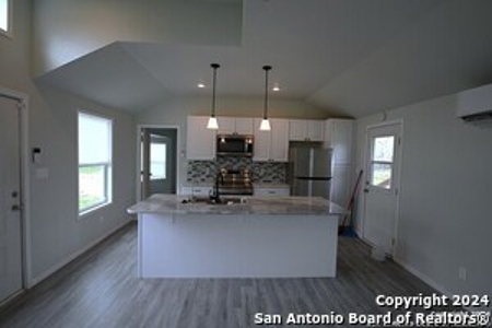 House for Sale in Floresville - image 4