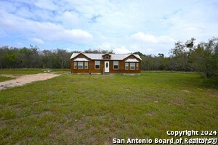 House for Sale in Floresville - image 2