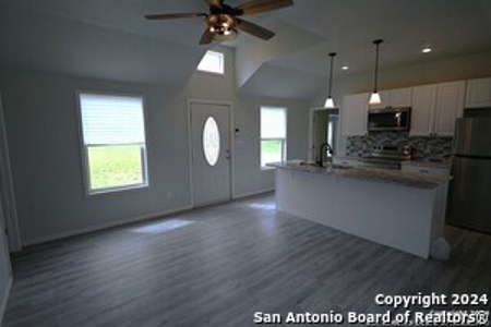 House for Sale in Floresville - image 3