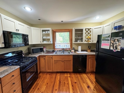 Charming Country Home - image 9