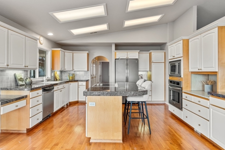 Stunning Columbia River Views with Multifamily Potential! - image 10