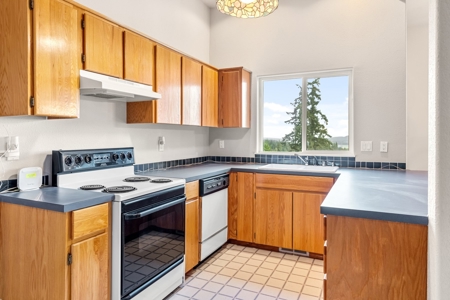 Stunning Columbia River Views with Multifamily Potential! - image 33