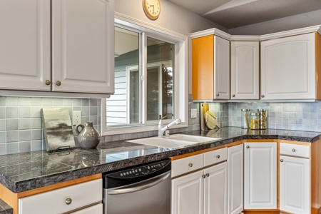 Stunning Columbia River Views with Multifamily Potential! - image 12