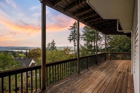 Stunning Columbia River Views with Multifamily Potential! - image 40