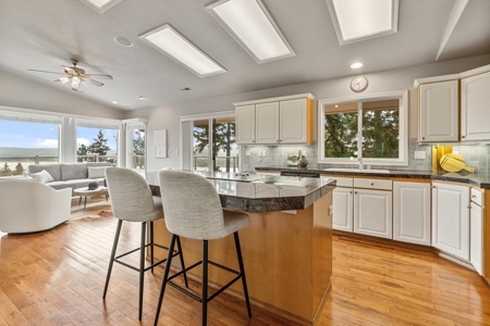 Stunning Columbia River Views with Multifamily Potential! - image 14