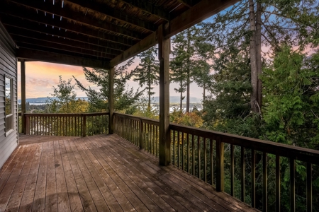 Stunning Columbia River Views with Multifamily Potential! - image 44