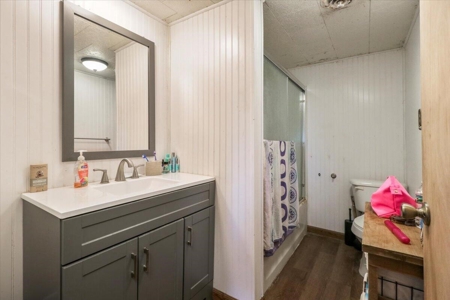 Charming 2-Bedroom Farmhouse on 154-Acre Farm - image 5