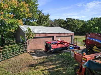 Charming 2-Bedroom Farmhouse on 154-Acre Farm - image 12