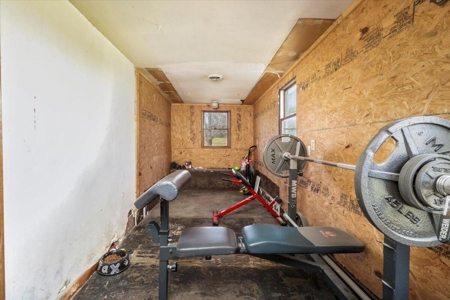 Charming 2-Bedroom Farmhouse on 154-Acre Farm - image 7