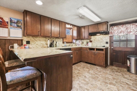 Charming 2-Bedroom Farmhouse on 154-Acre Farm - image 9