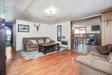 Charming 2-Bedroom Farmhouse on 154-Acre Farm - image 3
