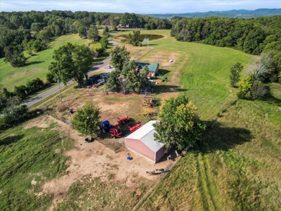 Charming 2-Bedroom Farmhouse on 154-Acre Farm - image 16