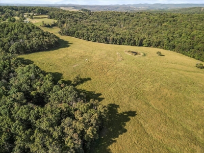 Charming 2-Bedroom Farmhouse on 154-Acre Farm - image 19