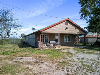 Charming 2-Bedroom Farmhouse on 154-Acre Farm - image 2