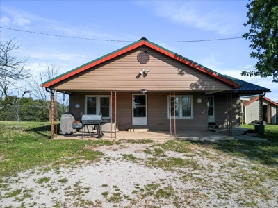Charming 2-Bedroom Farmhouse on 154-Acre Farm - image 1