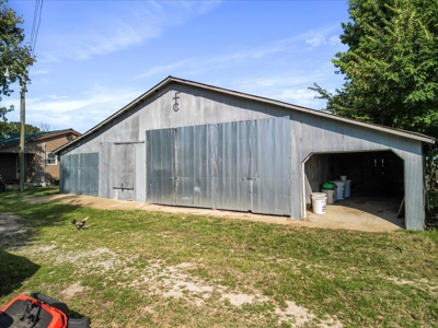 Charming 2-Bedroom Farmhouse on 154-Acre Farm - image 13