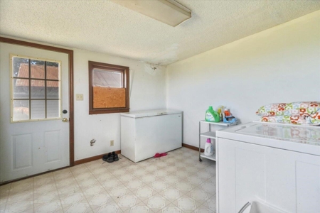 Charming 2-Bedroom Farmhouse on 154-Acre Farm - image 8