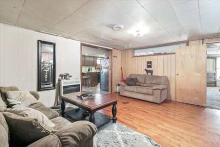 Charming 2-Bedroom Farmhouse on 154-Acre Farm - image 4