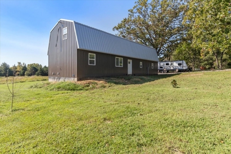 Stunning New Construction Barn-Style Home on 28 Acres - image 9