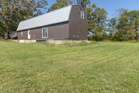 Stunning New Construction Barn-Style Home on 28 Acres - image 10