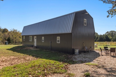 Stunning New Construction Barn-Style Home on 28 Acres - image 7