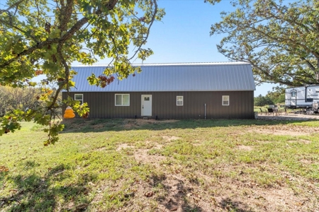 Stunning New Construction Barn-Style Home on 28 Acres - image 8