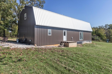 Stunning New Construction Barn-Style Home on 28 Acres - image 12