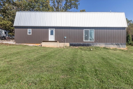 Stunning New Construction Barn-Style Home on 28 Acres - image 11